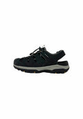 Schwarze sportliche Sandalen mit strukturiertem Obermaterial, Perforationen, elastischen Schnürsenkeln und einer grauen Zwischensohle. Mit einem Rückriemen für einen sicheren Halt.