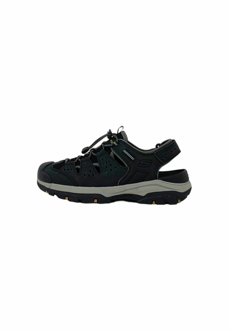 Schwarze sportliche Sandalen mit strukturiertem Obermaterial, Perforationen, elastischen Schnürsenkeln und einer grauen Zwischensohle. Mit einem Rückriemen für einen sicheren Halt.