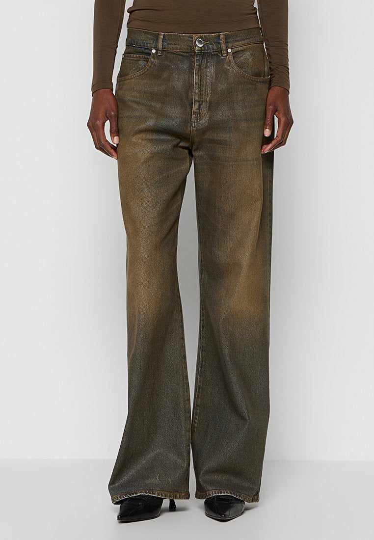 Weite Jeans in einem verblassten olivgrünen Denim, ausgestattet mit einem klassischen Fünf-Taschen-Design und Metallbeschlägen. Glatte, texturierte Oberfläche.