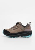 Braune Wanderschuhe mit schwarzen und aqua-farbenen Akzenten, wasserdichtem Material, strukturiertem Oberflächen, und einem sicheren Verschlusssystem mit einem Drehknopf.
