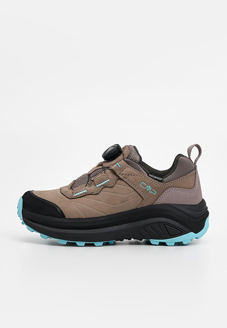 Braune Wanderschuhe mit schwarzen und aqua-farbenen Akzenten, wasserdichtem Material, strukturiertem Oberflächen, und einem sicheren Verschlusssystem mit einem Drehknopf.