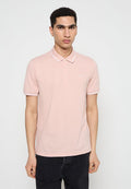 Helles rosa Poloshirt mit Kragen, der weiße gestreifte Akzente aufweist, kurzen Ärmeln und einem kleinen Logo auf der linken Brust. Material aus Baumwollmischung.