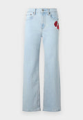 Hellblaue Jeans mit weitem Bein, hohem Bund und roter Rosenstickerei auf der rechten Hüfttasche.
