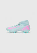 Helles blaues Fußballschuh mit pinken Akzenten und strukturiertem Muster, ausgestattet mit einem hohen Knöcheldesign und geformten Stollen für optimale Traktion.