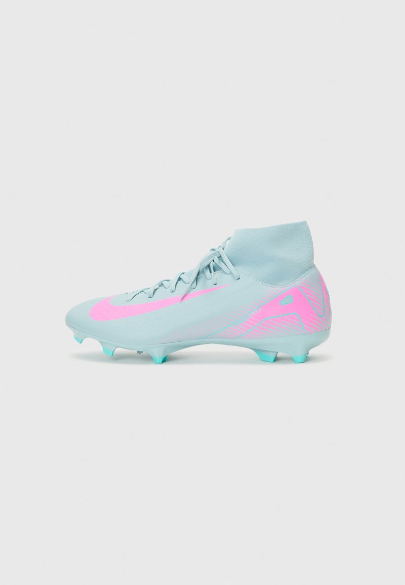 Helles blaues Fußballschuh mit pinken Akzenten und strukturiertem Muster, ausgestattet mit einem hohen Knöcheldesign und geformten Stollen für optimale Traktion.