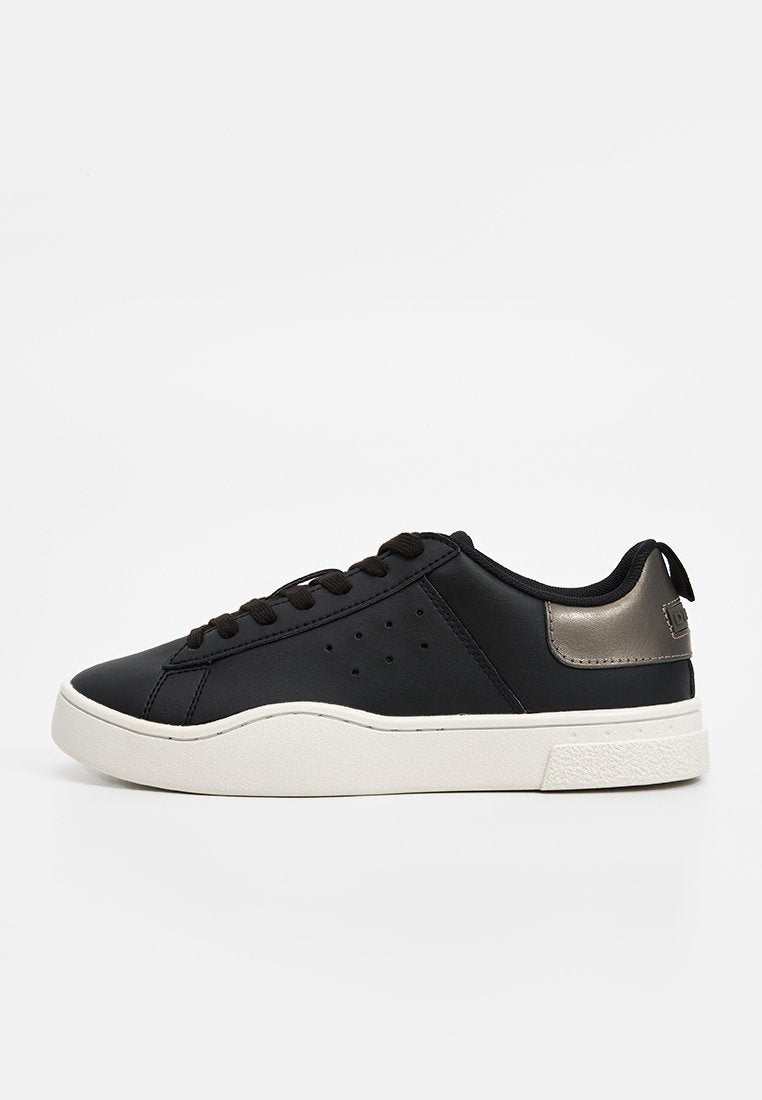 Schwarzer Ledersneaker mit weißer Sohle, abgerundeter Zehenpartie, perforierten Details und metallischem Fersenakzent. Schwarze Schnürsenkel vervollständigen das Design.