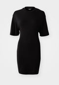 Schwarzes, kurzärmeliges Kleid aus weichem Stoff. Verfügt über einen runden Ausschnitt und eine enganliegende Silhouette mit einem knielangen Saum.