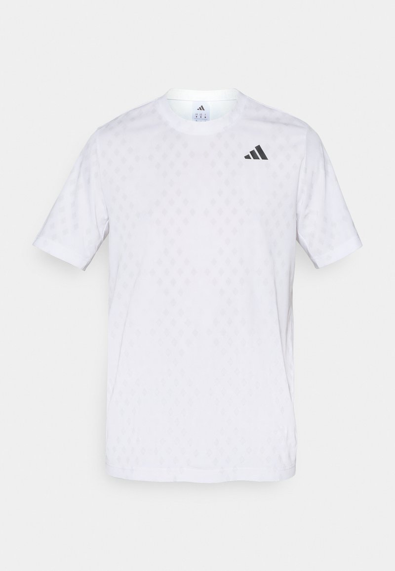 Weißes T-Shirt mit kurzen Ärmeln, das ein dezentes Diamantmuster aufweist, aus leichtem Stoff gefertigt, mit einem schwarzen adidas-Logo auf der Brust.
