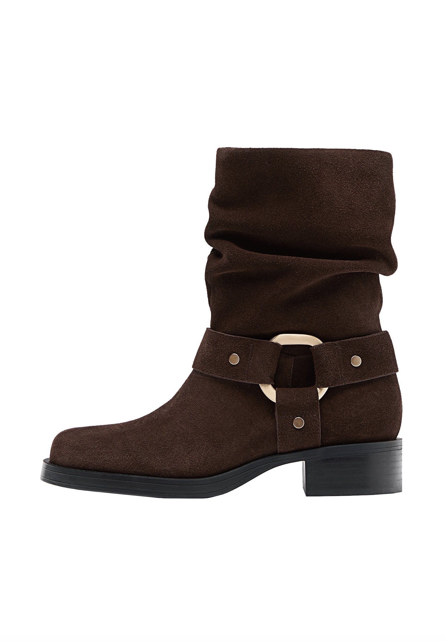 Braune Wildleder-Stiefelette mit lässigem Design, breitem Riemen mit kreisförmigem goldenen Akzent, eckiger Spitze und niedrigem schwarzen Blockabsatz.