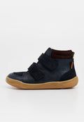 Dunkelblauer Leder-Hochschuh mit zwei Klettverschlüssen und braunen Wildledereinsätzen; Gummisohle mit strukturiertem Profil für besseren Halt.