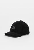 Schwarze Cordura-Baseballmütze mit strukturierter Oberfläche, gebogenem Schirm und einem quadratischen Logo-Patch auf der Vorderseite. Verfügt über dunkle Nähte und Belüftungslöcher.