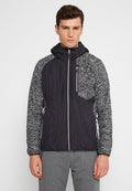 Gestepptes Jacket mit einer schwarzen gequilten Front und grauen strukturierten Ärmeln. Verfügt über eine Kapuze, einen Frontreißverschluss und Taschenakzente. Leichtes Material.