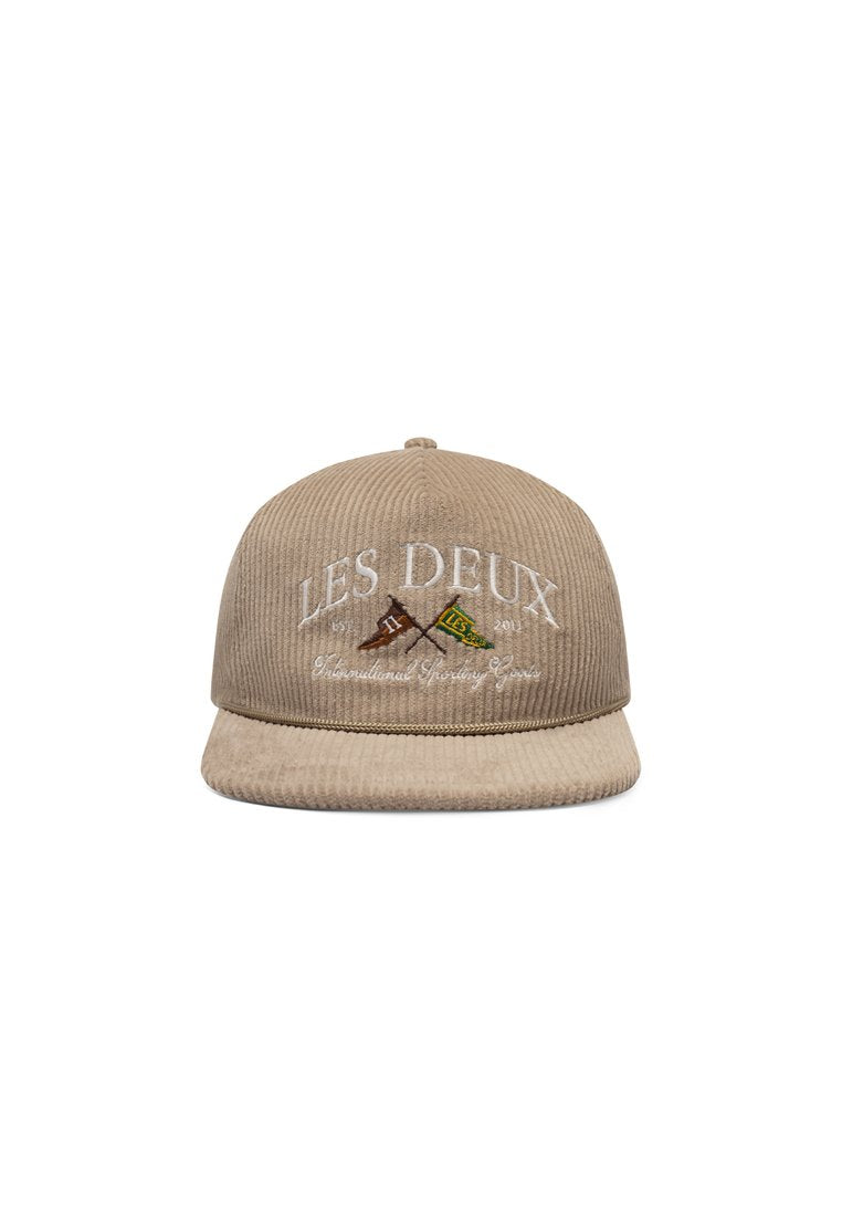 Beige Corduroy-Cap mit flachem Schirm, besticktem "LES DEUX"-Logo und dekorativem Fähnchendesign. Verfügt über eine strukturierte Oberfläche und einen verstellbaren Riemen.