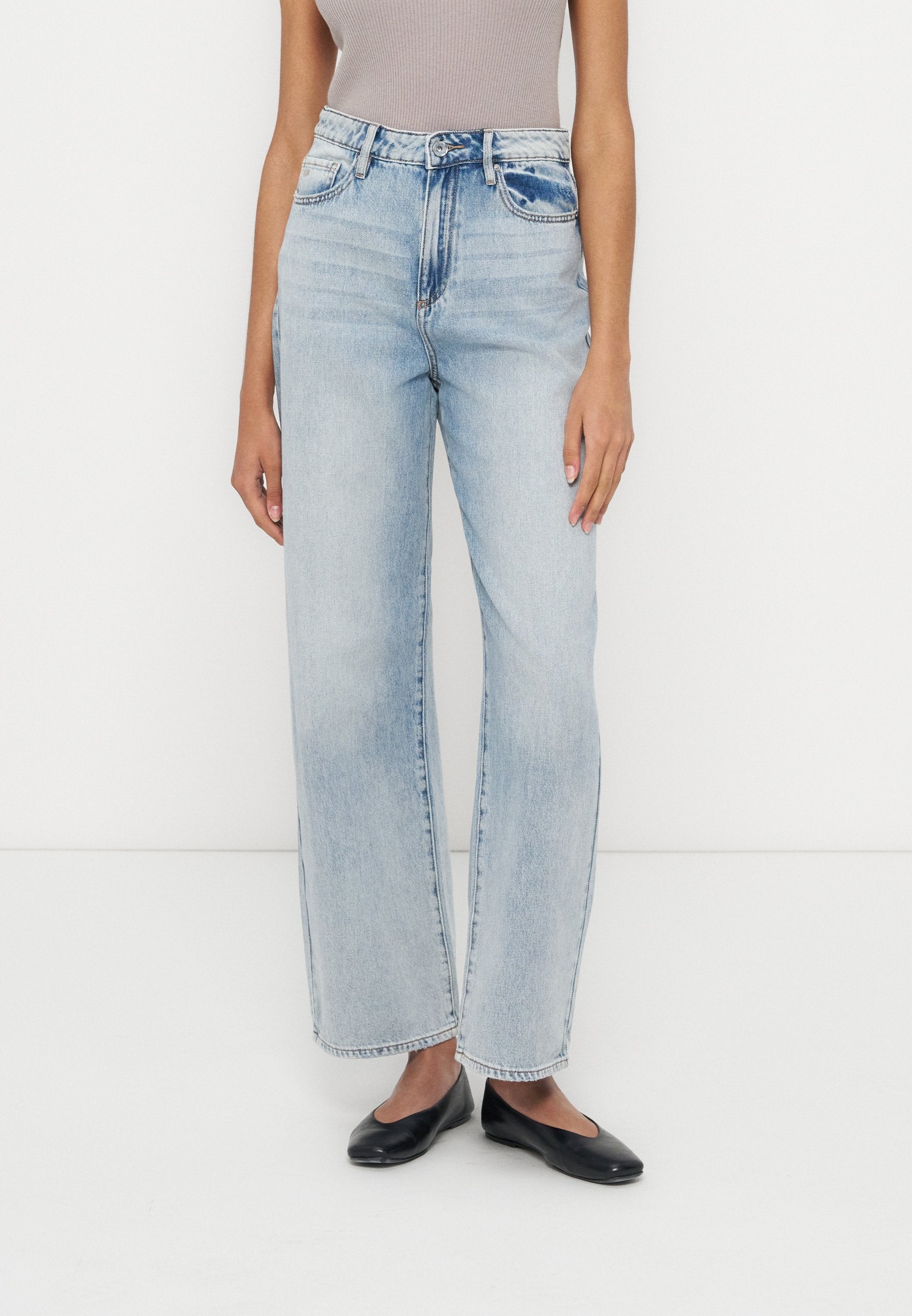 Armani Exchange Wide Leg Media 1