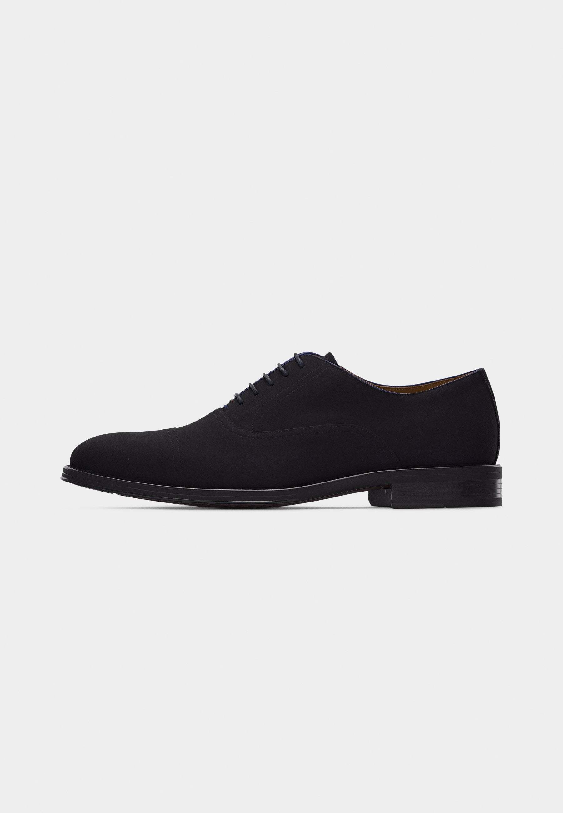 Schwarzer Oxford-Herrenschuh aus Leder mit geschlossenem Schnürsystem, Kappenzehe und niedrigem Blockabsatz vor weißem Hintergrund.