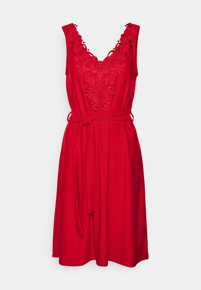 Rotes Kleid mit V-Ausschnitt und gesticktem Blumendesign. Verfügt über eine gebundene Taille und einen fließenden Rock. Der Stoff wirkt glatt und leicht.