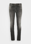 Dunkelgraue Jeans mit slim fit, Denim-Oberfläche, fünf Taschen-Design, leichter Abnutzungsspuren und kontrastierenden Nähten.