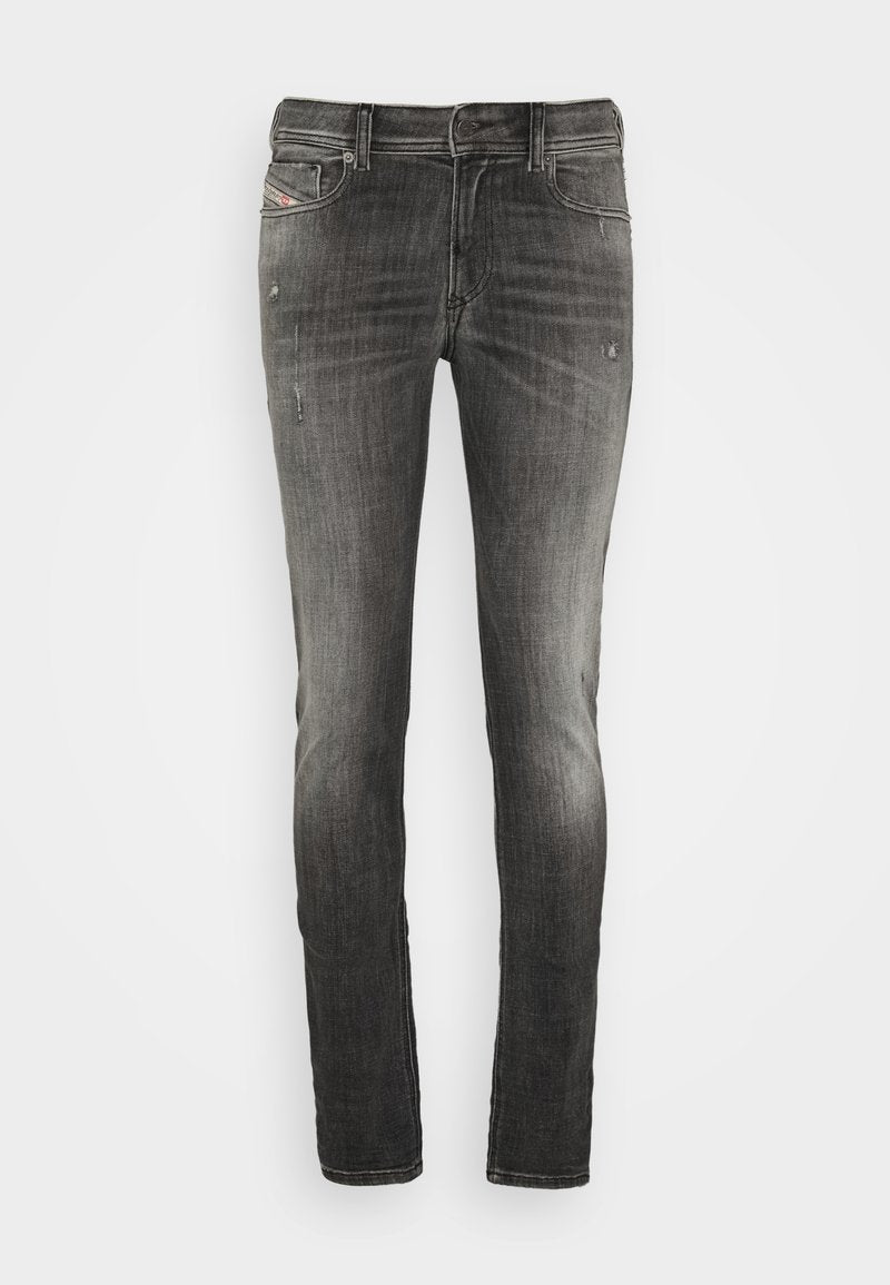Dunkelgraue Jeans mit slim fit, Denim-Oberfläche, fünf Taschen-Design, leichter Abnutzungsspuren und kontrastierenden Nähten.