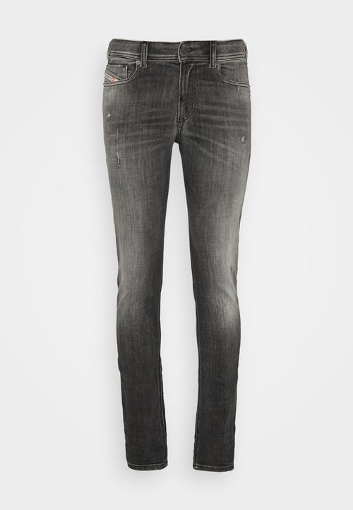 Dunkelgraue Jeans mit slim fit, Denim-Oberfläche, fünf Taschen-Design, leichter Abnutzungsspuren und kontrastierenden Nähten.