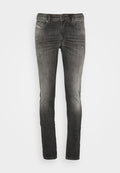 Dunkelgraue Jeans mit slim fit, Denim-Oberfläche, fünf Taschen-Design, leichter Abnutzungsspuren und kontrastierenden Nähten.