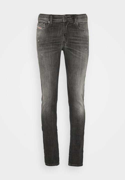 Dunkelgraue Jeans mit slim fit, Denim-Oberfläche, fünf Taschen-Design, leichter Abnutzungsspuren und kontrastierenden Nähten.
