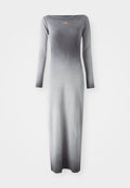 Langärmliges graues Ombre-Kleid aus weichem Stoff, mit Boot-Ausschnitt und einem dezenten Logoakzent. Gerade Silhouette mit voller Länge.
