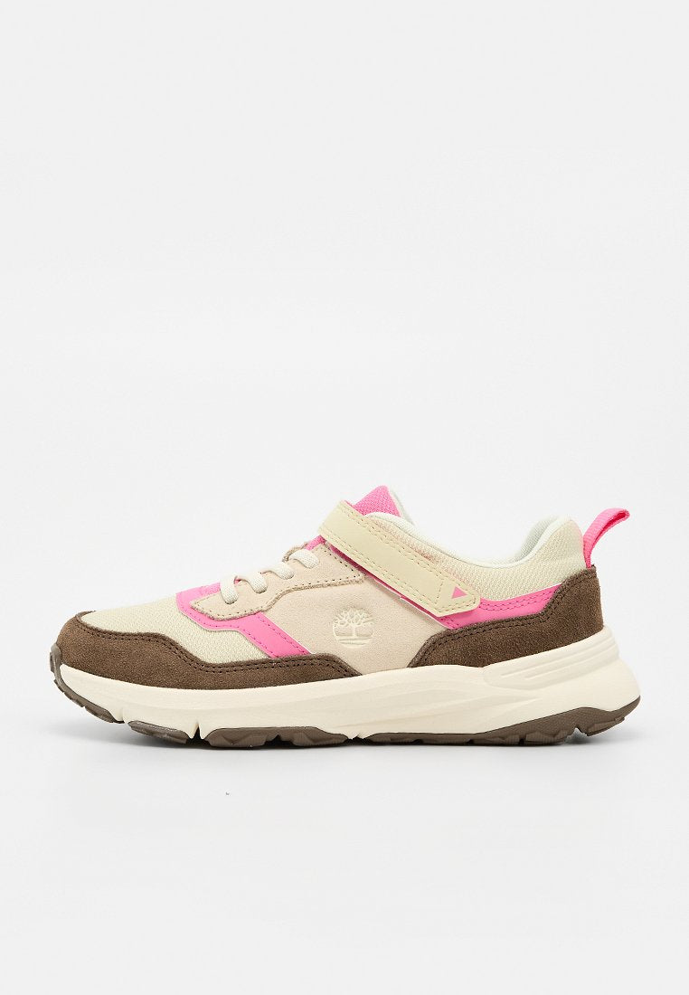 Beige- und brauner Sneaker mit pinken Akzenten, Schnürsenkeln vorne, Klettverschluss und dicker Sohle, seitlich auf weißem Hintergrund dargestellt.