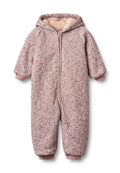 Gesteppter rosa Baby-Overall mit Blumenmuster, Kapuze, Frontreißverschluss, elastischen Bündchen und weichem Fleece-Futter in Kapuze und Körper.