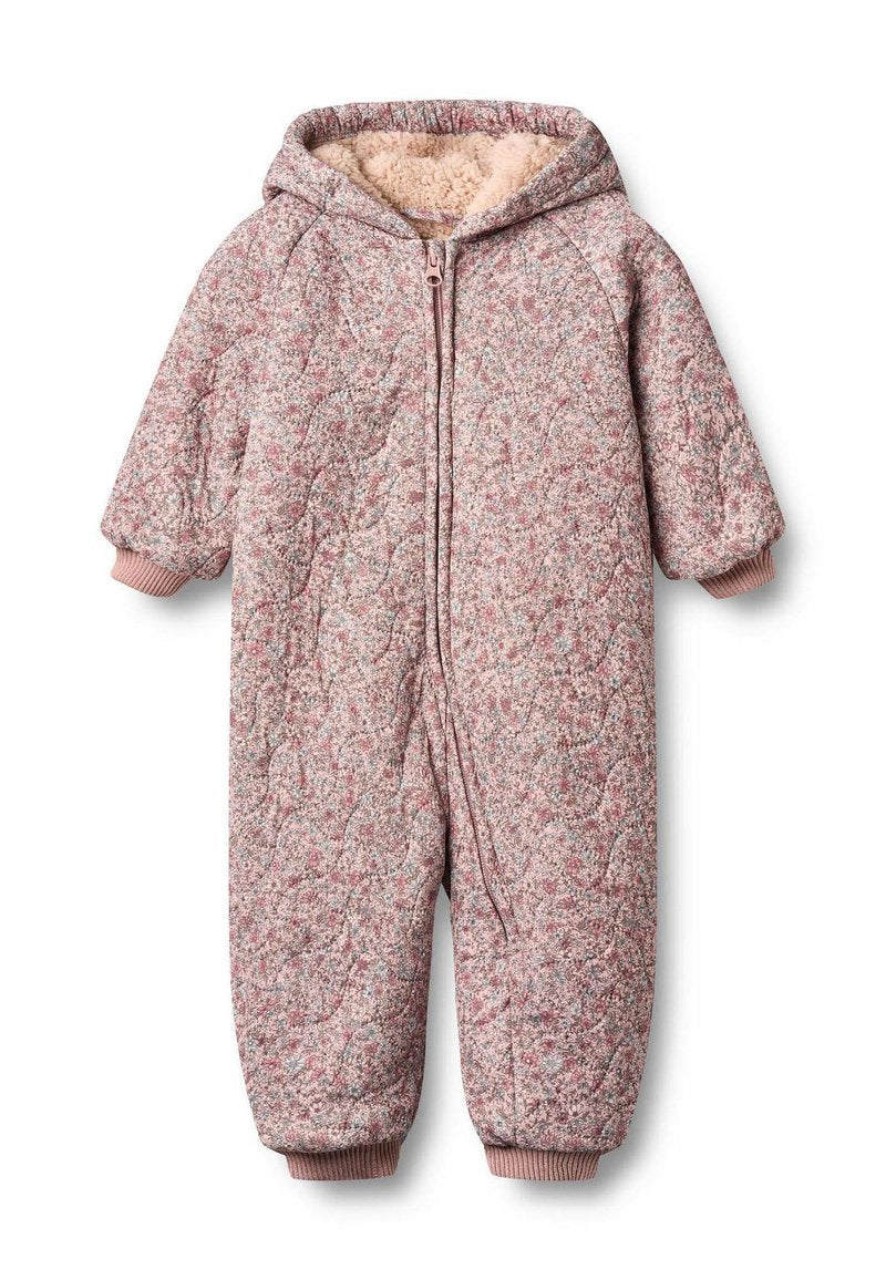 Gesteppter rosa Baby-Overall mit Blumenmuster, Kapuze, Frontreißverschluss, elastischen Bündchen und weichem Fleece-Futter in Kapuze und Körper.