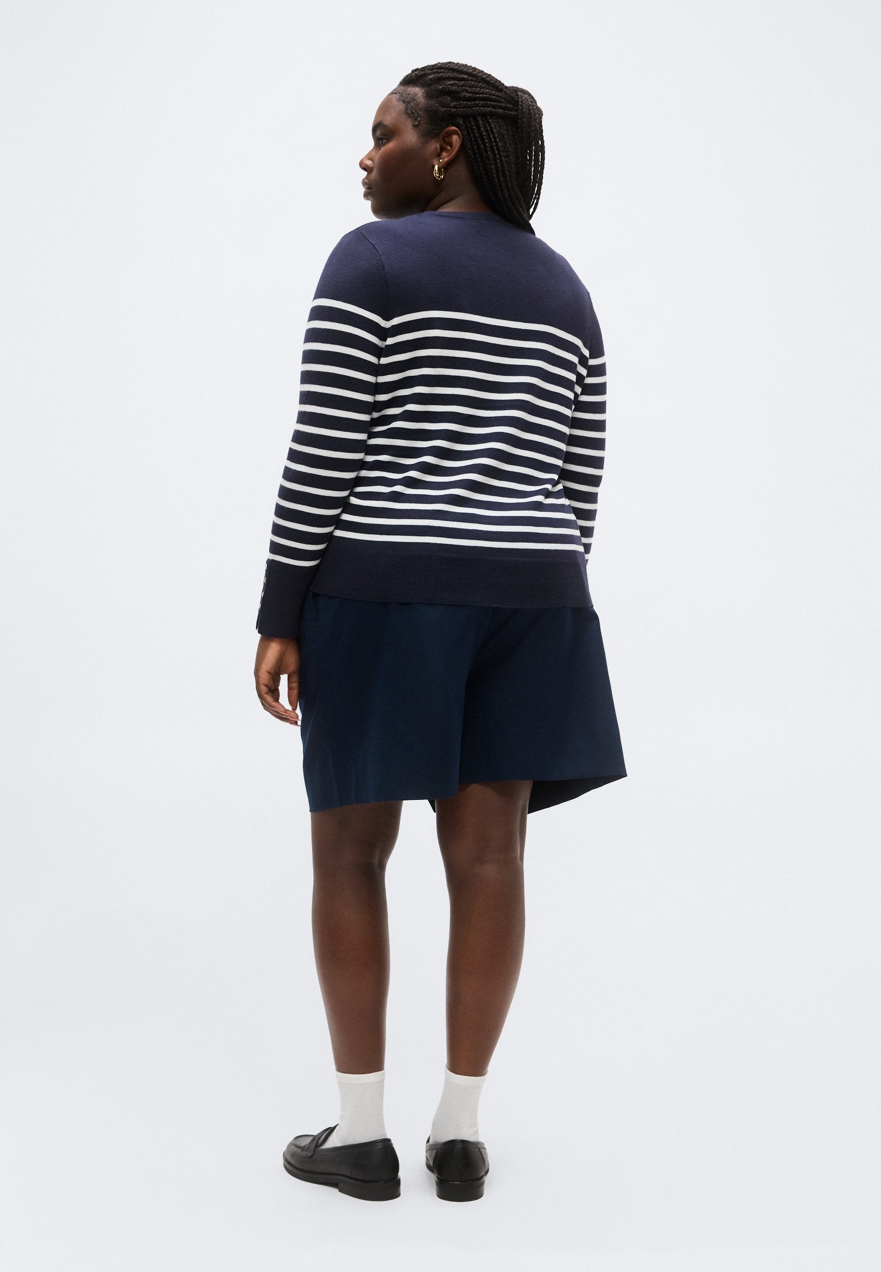 CARVIVIA LIFE BUTTON DETAIL O NECK Media 4
