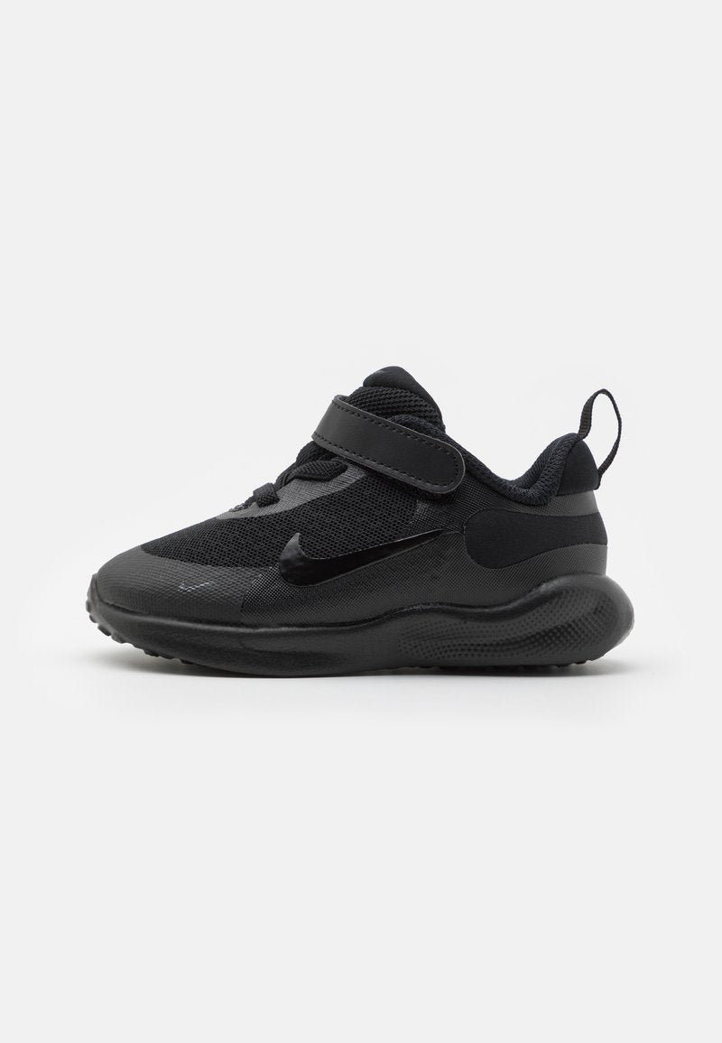 Schwarzer Sportschuh mit einem Obermaterial aus Mesh und glatten synthetischen Akzenten. Verfügt über einen Klettverschluss, eine Gummisohle und eine abgerundete Ferse für zusätzlichen Halt.