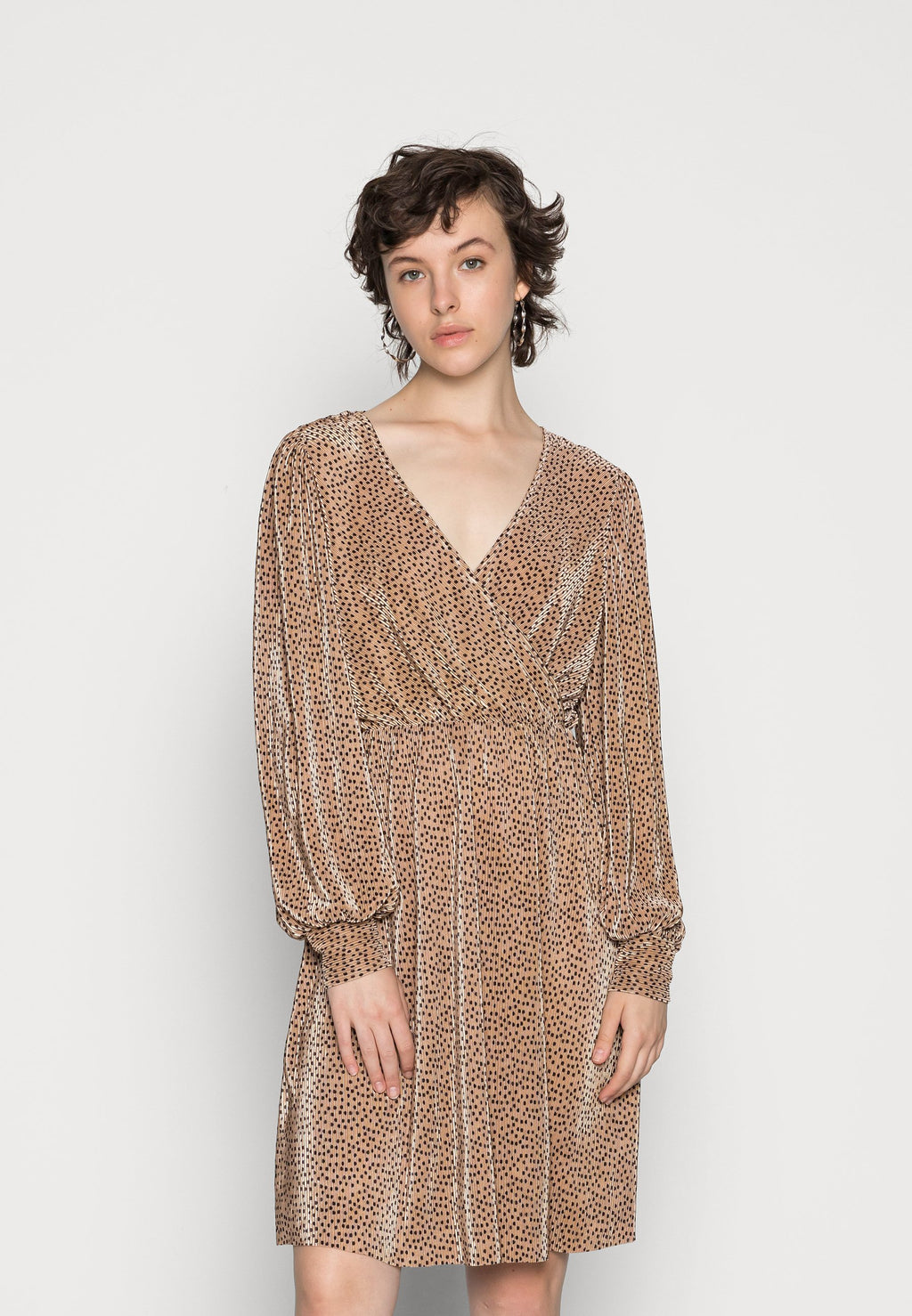 ONLVIA SHORT DRESS Media 3