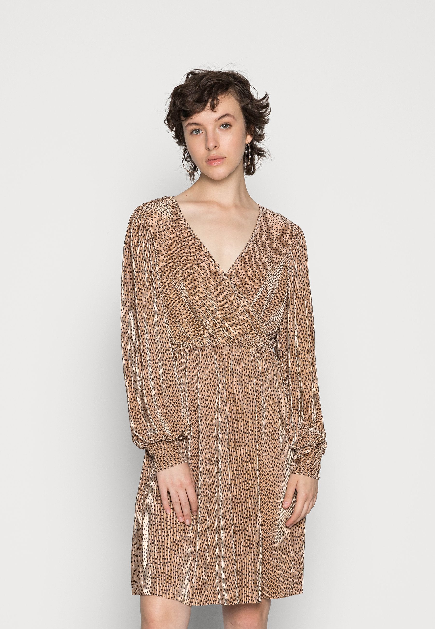 ONLVIA SHORT DRESS Media 3