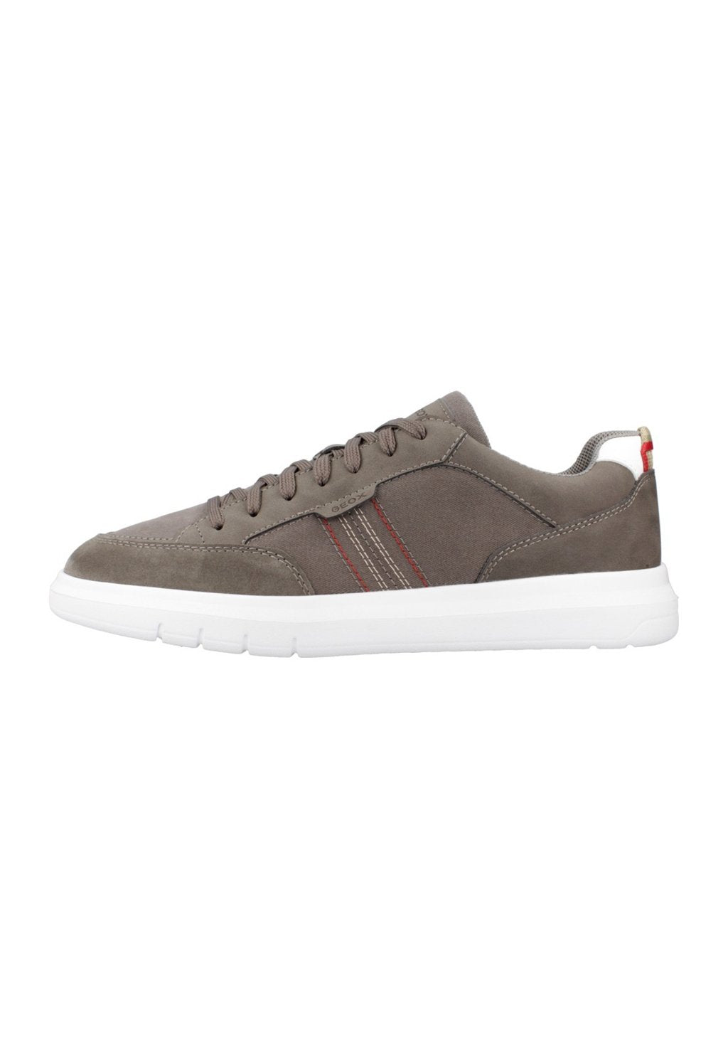 Graue Wildledersneaker mit weißer Gummisohle, runder Zehenform und Schnürdesign. Mit roten und weißen Streifen an der Seite sowie einem strukturierten Fersenbereich.
