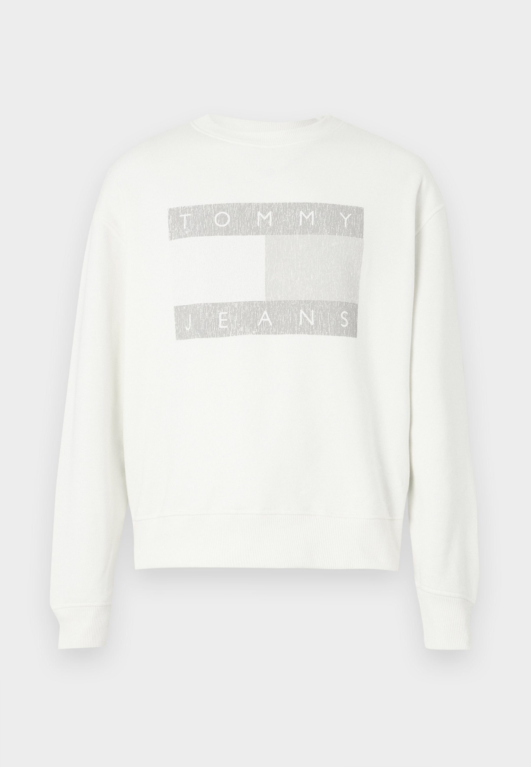 Weißer Pullover mit gerippten Bündchen an Ärmeln und Saum. Verziert mit einem grafischen Design, das "TOMMY" und "JEANS" in Hellgrau auf überlappenden rechteckigen Blöcken zeigt.