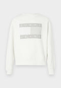 Weißer Pullover mit gerippten Bündchen an Ärmeln und Saum. Verziert mit einem grafischen Design, das "TOMMY" und "JEANS" in Hellgrau auf überlappenden rechteckigen Blöcken zeigt.