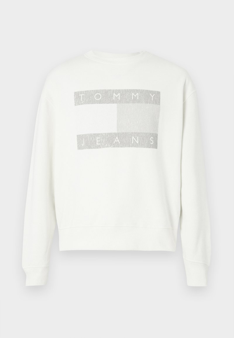 Weißer Pullover mit gerippten Bündchen an Ärmeln und Saum. Verziert mit einem grafischen Design, das "TOMMY" und "JEANS" in Hellgrau auf überlappenden rechteckigen Blöcken zeigt.
