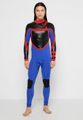 Neoprenanzug in Schwarz, Blau und Rot; elegantes, dehnbares Material; lange Ärmel; verstärkte Kniepolster; und ein Reißverschluss am Hals.