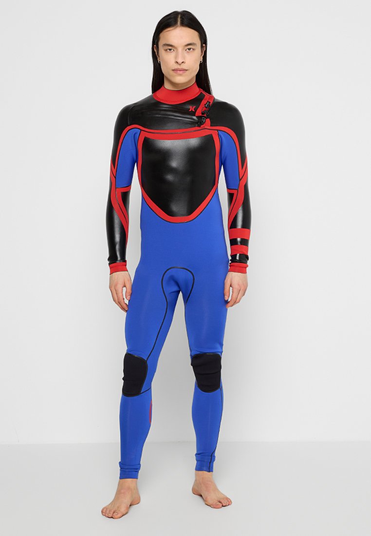Neoprenanzug in Schwarz, Blau und Rot; elegantes, dehnbares Material; lange Ärmel; verstärkte Kniepolster; und ein Reißverschluss am Hals.