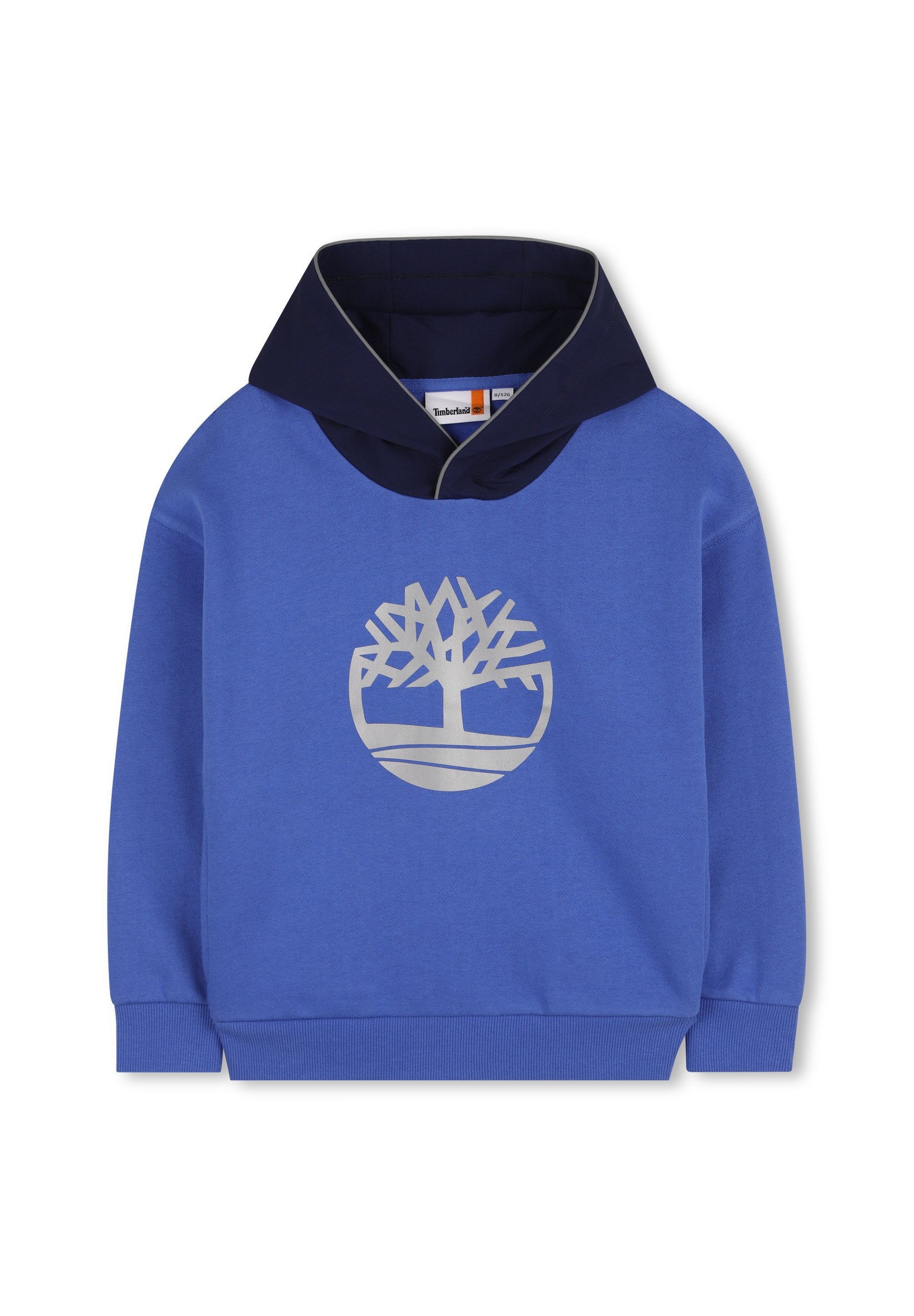 Blaues Sweatshirt mit einer dunkelblauen Kapuze, das über ein großes silbernes Baumlogo in einem kreisförmigen Design verfügt. Aus weichem Stoff mit gerippten Bündchen gefertigt.