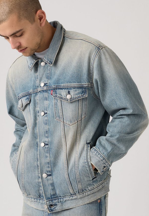 Levi's® RELAXED FIT TRUCKER