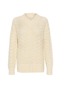 Off-white gestrickter Pullover mit V-Ausschnitt, der ein aufwendiges Rautenmuster sowie gerippte Bündchen und Saum aufweist. Texturiertes, leichtes Material.