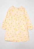Blumenmusterkleid aus weichem gelben Stoff mit langen Ärmeln und rundem Halsausschnitt. Es hat ein Muster aus gelben und weißen Blumen sowie eine geraffte Taille.