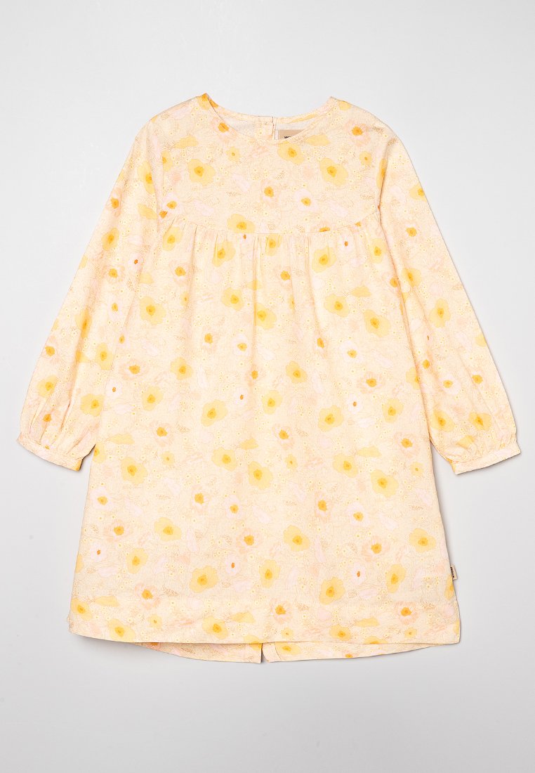 Blumenmusterkleid aus weichem gelben Stoff mit langen Ärmeln und rundem Halsausschnitt. Es hat ein Muster aus gelben und weißen Blumen sowie eine geraffte Taille.