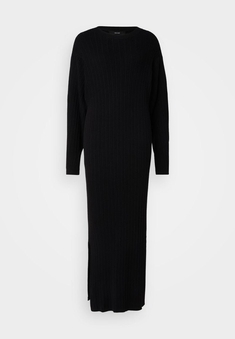 Langes schwarzes geripptes Kleid mit runder Ausschnitt, langen Ärmeln, seitlichen Schlitzen und strukturiertem Stoff. Entworfen für eine figurbetonte Silhouette.