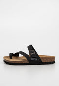 Schwarze Sandalen mit Korkfußbett, breiten Riemen, verstellbarem Schnallenverschluss und gemusterter Gummisohle. "BAYTON"-Logo an der Seite angebracht.