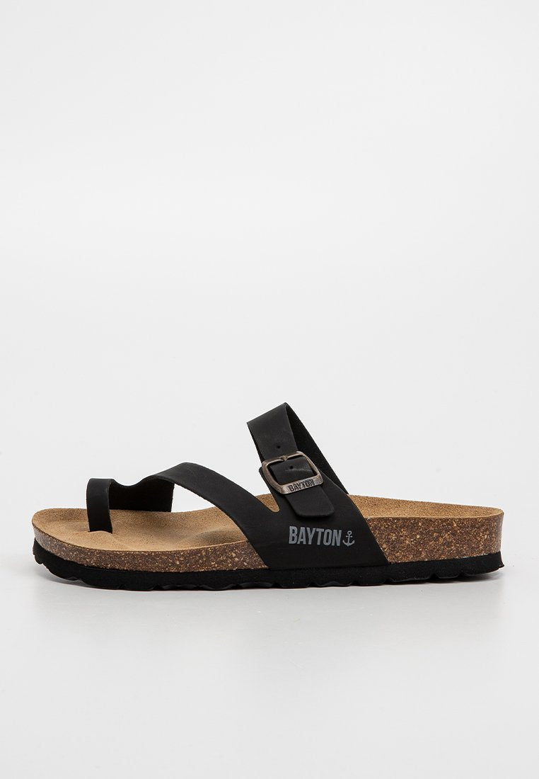 Schwarze Sandalen mit Korkfußbett, breiten Riemen, verstellbarem Schnallenverschluss und gemusterter Gummisohle. "BAYTON"-Logo an der Seite angebracht.
