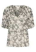 Leichte, durchscheinende Bluse in Creme mit schwarzem Blumenmuster. Verfügt über einen V-Ausschnitt und kurze Ärmel, aus weichem, fließendem Stoff.