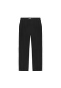 Schwarze Hose mit geradem Schnitt aus glattem Stoff. Mit zwei vorderen Taschen und Ein-Knopf-Verschluss, dazu gebügelte Bügelfalten.
