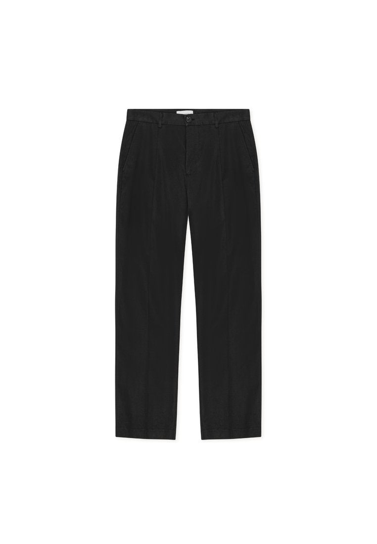 Schwarze Hose mit geradem Schnitt aus glattem Stoff. Mit zwei vorderen Taschen und Ein-Knopf-Verschluss, dazu gebügelte Bügelfalten.